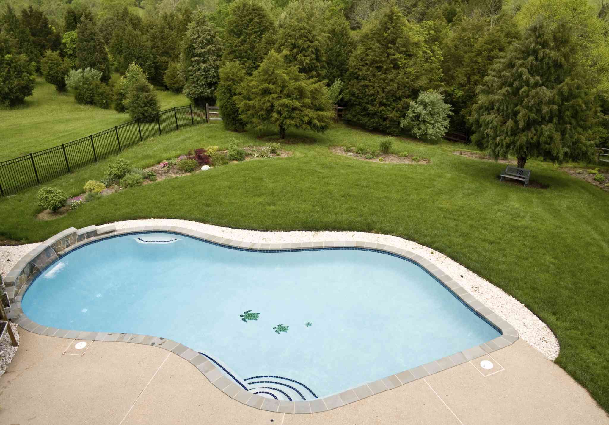 3 Reasons Why Fall Is An Excellent Time Of The Year To Purchase A Swimming Pool